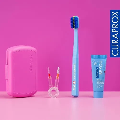 Curaprox Travel Set Ortho – podróżny zestaw do higieny jamy ustnej kolor różowy