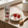 Pasta GC Tooth Mousse Truskawka 35 ml, nazywana płynnym szkliwem, przeznaczona do wzmacniania szkliwa i zmniejszania nadwrażliwości zębów, widok produktu na jasnym tle.
