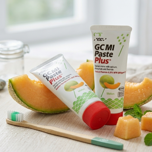 Pasta GC MI Paste Plus Melon o pojemności 35 ml z fluorem, przeznaczona do wzmacniania szkliwa i ochrony zębów przed demineralizacją, widok produktu na jasnym tle.