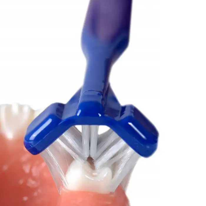 Trójgłowicowa szczoteczka do zębów Dr. Barman's Superbrush Soft 12+ dla dorosłych i młodzieży, widok ukośny ukazujący trzy miękkie główki oraz ergonomiczny uchwyt.