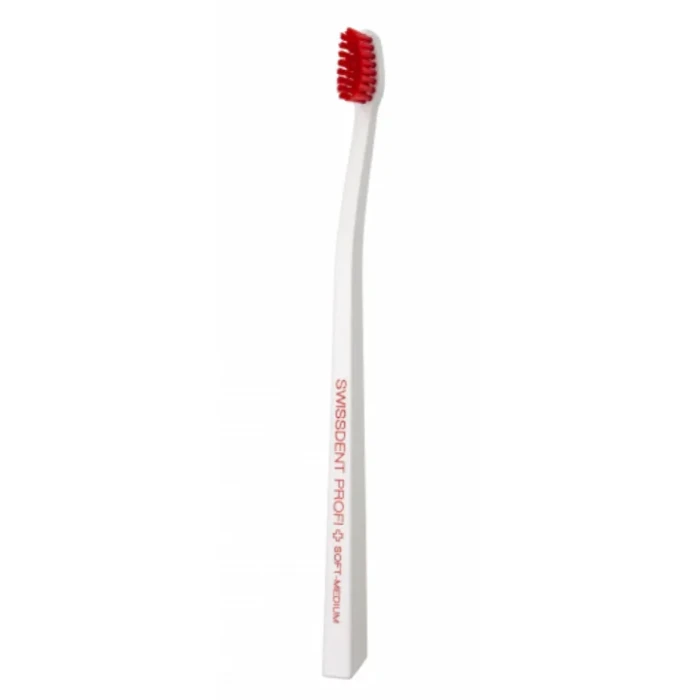 Szczoteczka do zębów SWISSDENT Profi Colours Soft-Medium z czerwonym włosiem Soft-Medium, małą główką i smukłym białym uchwytem, widok produktu na białym tle.